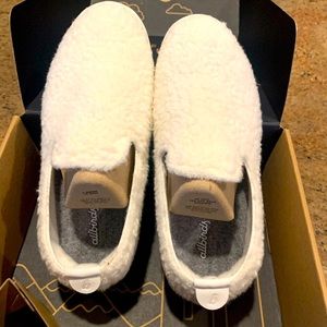 Brand new, never worn. Still in box. Allbirds wool lounger fluffs